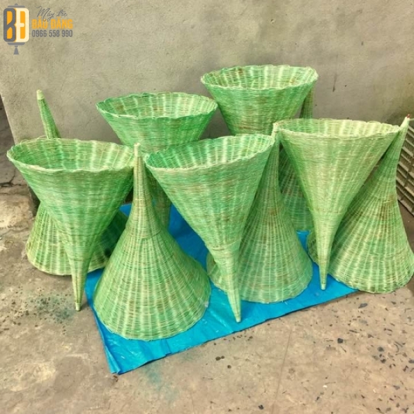 ĐÈN LỒNG MÂY TRE CHỤP NÓN