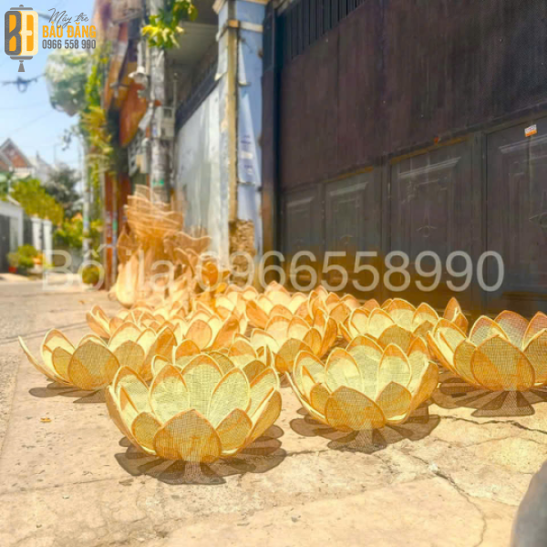 ĐÈN HOA SEN MÂY TRE